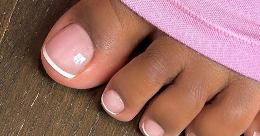 French-Pedicures-Are-Back-More-Chic-Than-Ever.jpg